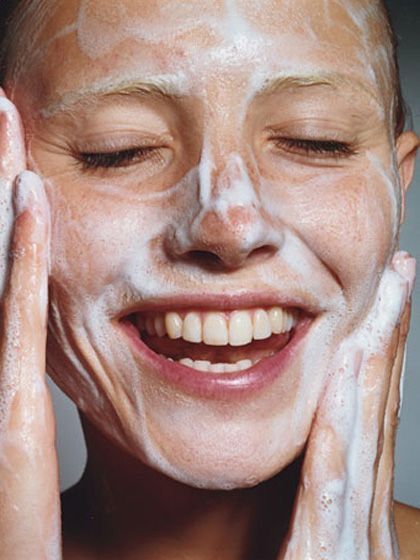 Dùng sữa rửa mặt nên rửa với nước ấm sẽ làm tăng hiệu quả