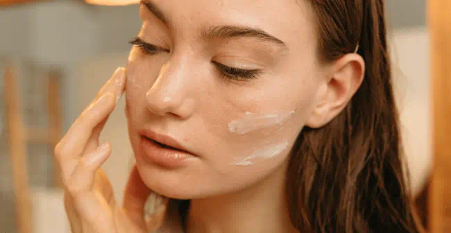 dùng serum vitamin C nên thoa kem chống nắng trước khi ra ngoài