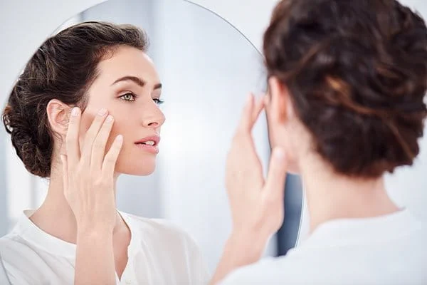 Axit hyaluronic cấp ẩm, duy trì độ ẩm, giúp da khỏe mạnh và săn chắc 