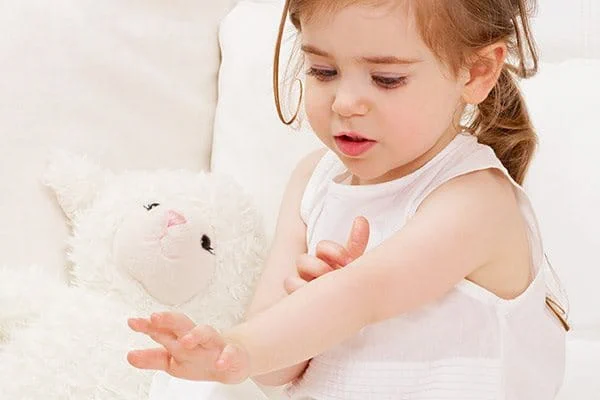 Da trẻ em 4 tuổi vẫn mỏng và dễ bị kích ứng với môi trường