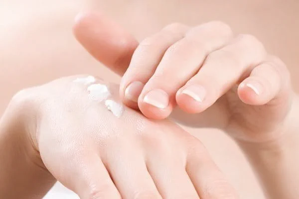 Bàn tay cần được chăm sóc đặc biệt vì lớp axit bảo vệ da đang bị căng thẳng.