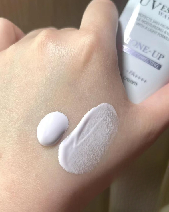 Kem chống nắng d’Alba tím có kết cấu kem mịn, màu tím nhạt